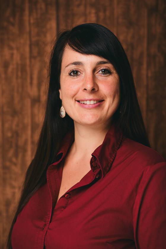 Portrait of Dr. rer. medic. Jessica Heine in a red blouse